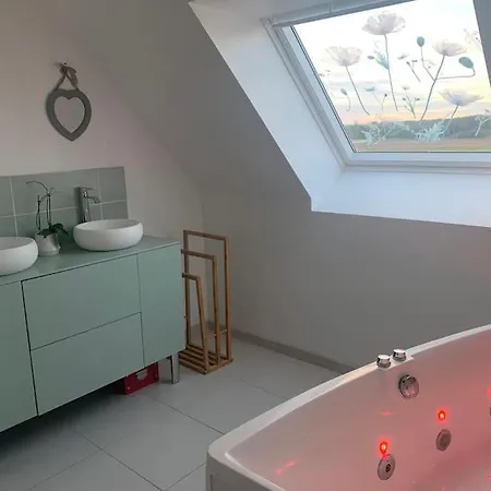 Maison Individuelle, Campagne, 3 Chambres, Baignoire Balneo 2 Places Genech